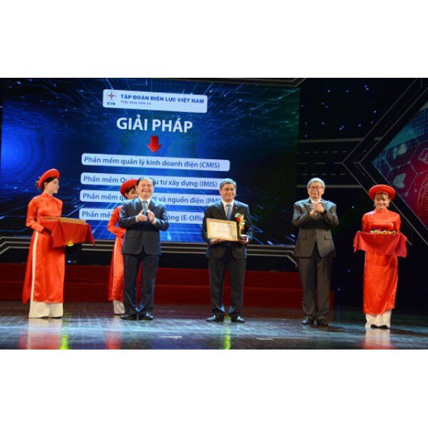 EVN cùng một số đơn vị của ngành điện nhận giải thưởng Doanh nghiệp chuyển đổi số xuất sắc Việt Nam 2019  