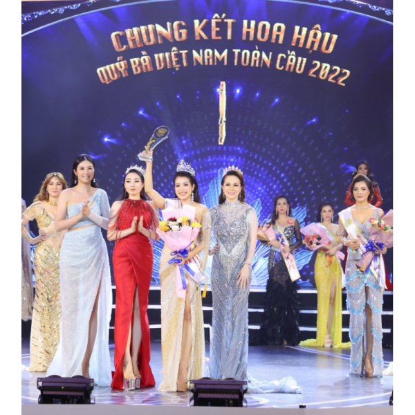 GĐ Marketing HBT Nguyễn Thị Lan Hương đăng quang danh hiệu Á Hậu 3