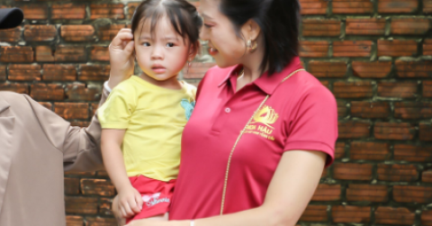 Hoa hậu Quý Bà và Nữ hoàng Doanh nhân Đất Việt tặng quà tình thương